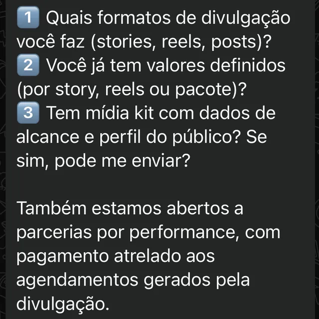 Trecho da vaga no grupo: a marca pergunta quais formatos o creator faz, se tem valores definidos por story, reels ou pacote, e se tem mídia kit. Diz também que aceita parceria por performance, com pagamento atrelado aos agendamentos gerados.